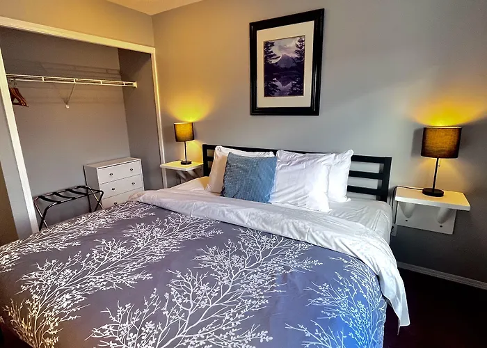 Canadian Rockies Chalets By Trilink - 2 & 3 Bedroom Condos - Self Check-In - Walking Distance To Downtown - Free Parking - Pet-Friendly - No Ac